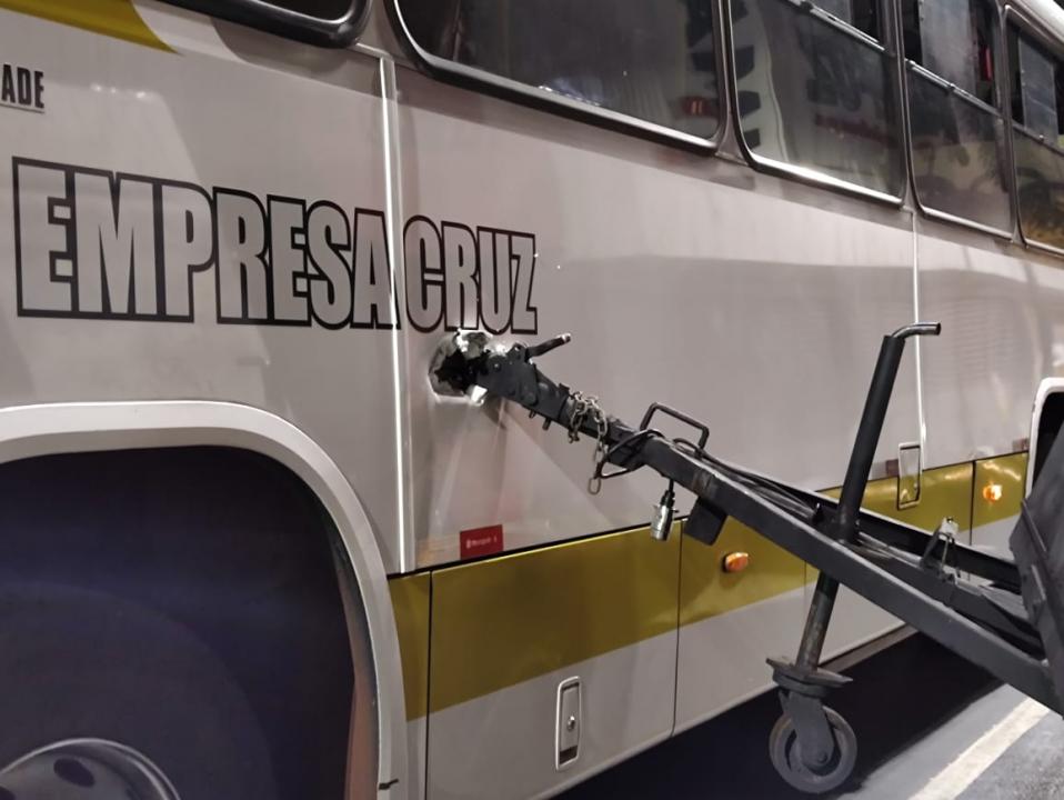 Foto 4 de 4 — Ônibus coletivo bate em carrinho de milho no centro de Araraquara; cinco feridos